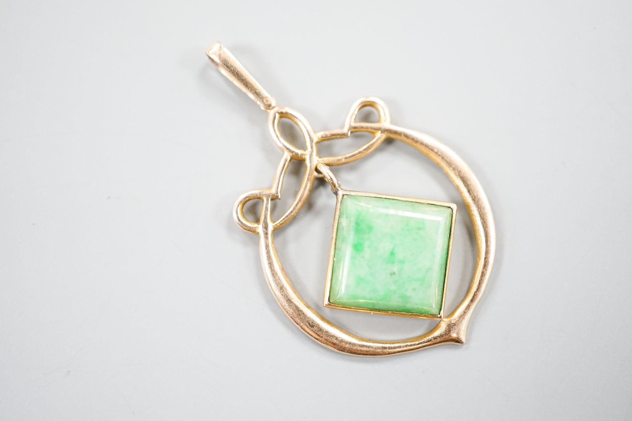 A yellow metal mounted jade pendant, overall 35mm, gross 2.6 grams.